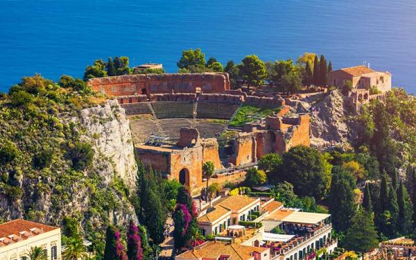 Taormina una vista del tetaro greco e il mare