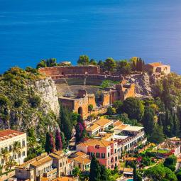 Taormina una vista del tetaro greco e il mare